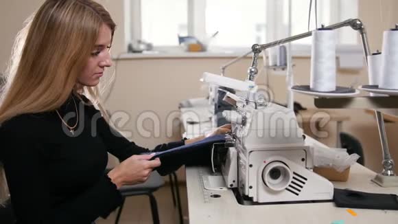 在工厂生产缝纫机的年轻妇女视频的预览图