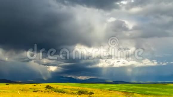 高山上的田野正在迅速移动的雷云4的时光视频的预览图