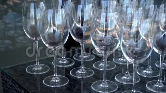 一排排酒杯站在酒吧里视频的预览图