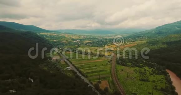 在乡村道路和山丘上行驶的空中观景车视频的预览图