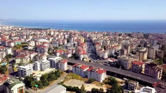 蓝色海洋附近的山海沿岸度假小镇的俯视图剪辑美丽的城市全景位于海上视图视频的预览图