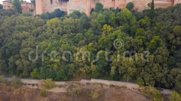 西班牙城堡阿尔罕布拉宫殿和堡垒建筑群位于安达格拉纳达无人机的空中视频片段a视频的预览图