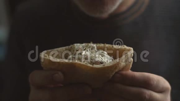 一个男人手里拿着酸奶油的法吉塔墨西哥菜视频视频的预览图