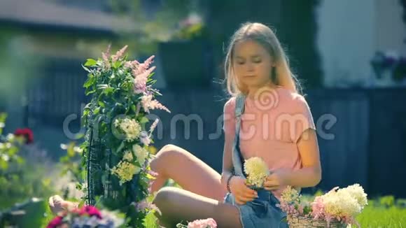 绿草如茵的花园里年轻的女模特儿童班接待场地和婚礼装饰品视频的预览图