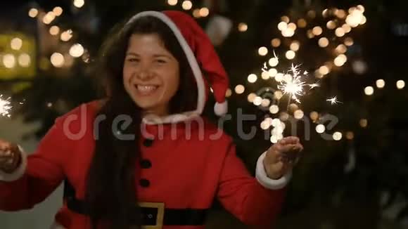 快乐阿曼穿红色毛衣持有烟花圣诞节概念视频的预览图