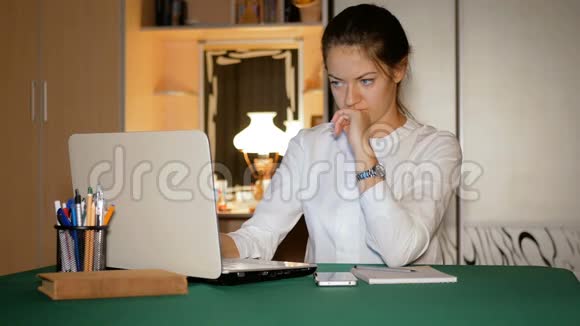 这个女自由职业者在家里工作不好她很紧张愤怒的黑发女人把笔记本从视频的预览图
