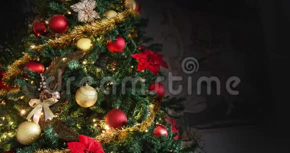 圣诞树上装饰着发光的金色红色的花夜象征宗教视频的预览图