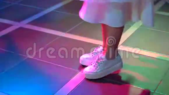 女人的脚在地板上跳舞视频的预览图