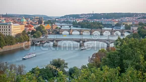 布拉格的桥梁包括著名的查尔斯桥在日落时在捷克共和国的维塔瓦河上时间流逝每天视频的预览图