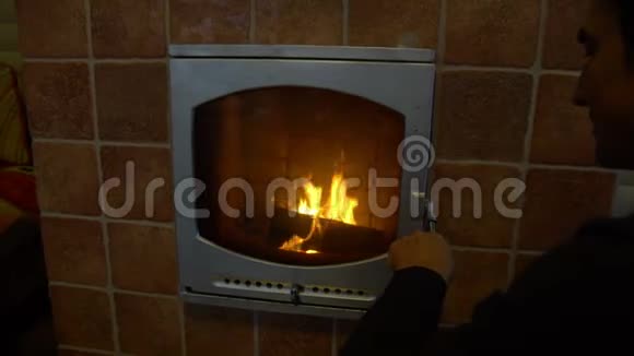 人在温暖的炉火旁放松双手热身打开放大在屋外舒适的壁炉里视频的预览图