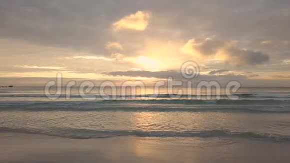 美丽的日落镜头移向大海视频的预览图
