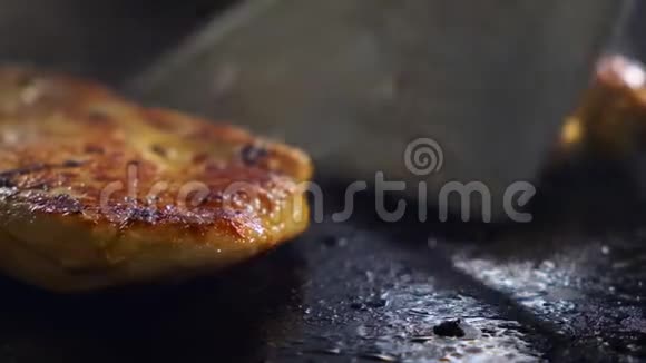 烤架表面炸鸡片的特写视频的预览图