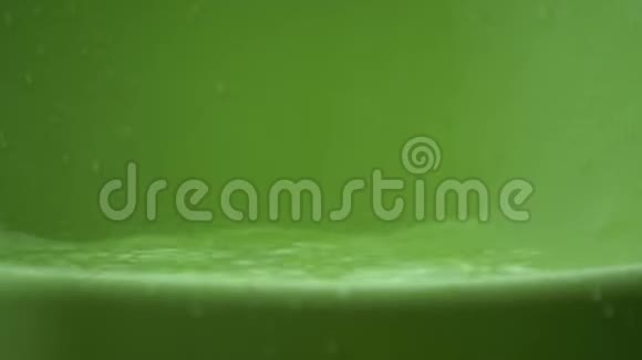 雨滴飞溅底部有绿色塑料视频的预览图