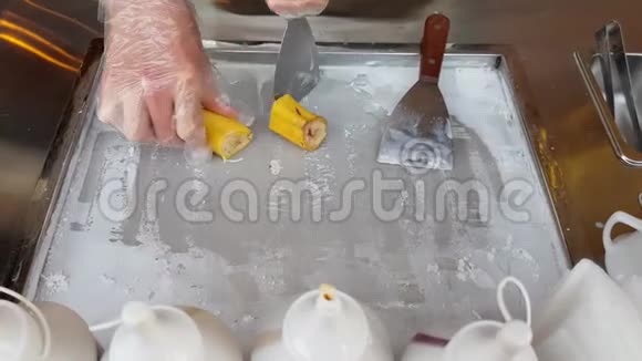为泰国冰淇淋切香蕉视频的预览图