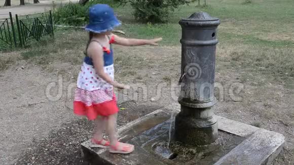 小可爱的女婴在罗马街头喝着罗马鼻子喷泉里的水视频的预览图