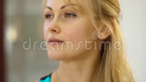 面部按摩一位女士展示如何消除脸颊上的皱纹视频的预览图