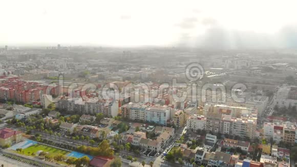在城市上空飞行西班牙拉马尔瓦罗萨地区巴伦西亚视频的预览图