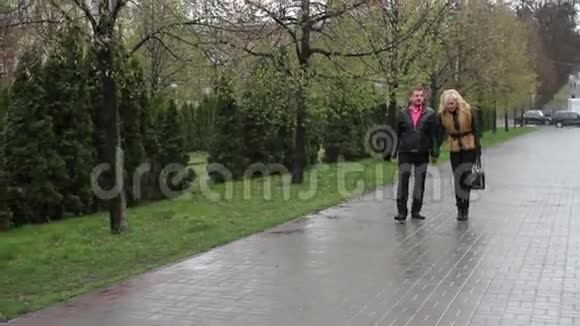 爱的情侣在雨中奔跑视频的预览图