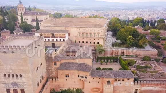 西班牙城堡阿尔罕布拉宫殿和堡垒建筑群位于安达格拉纳达无人驾驶飞机的空中录像视频的预览图