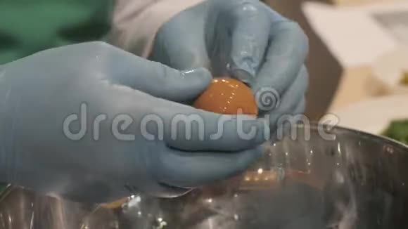 厨师用手清理鸡蛋壳以便在餐厅厨房近距离烹调视频的预览图