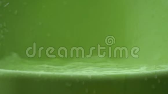 雨滴飞溅底部有绿色塑料视频的预览图