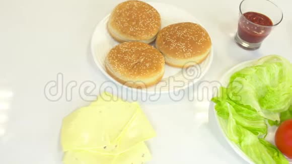 厨房里做快餐芝士汉堡和汉堡包的配料自制的背景的视频的预览图