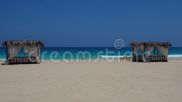 玛萨马图鲁埃及海滩上优雅的凉亭热带蓝色绿松石和绿色的令人惊叹的海洋放松环境视频的预览图