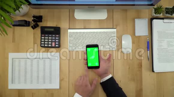 商务人员在工作场所使用电话应用视频的预览图