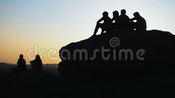 一群欣赏山顶日落的人视频的预览图