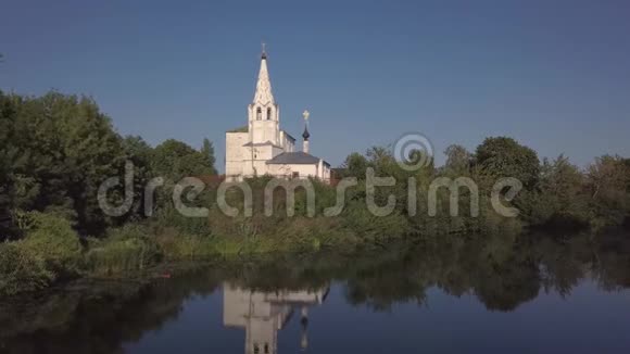 飞越苏兹达尔河和美丽的教堂视频的预览图