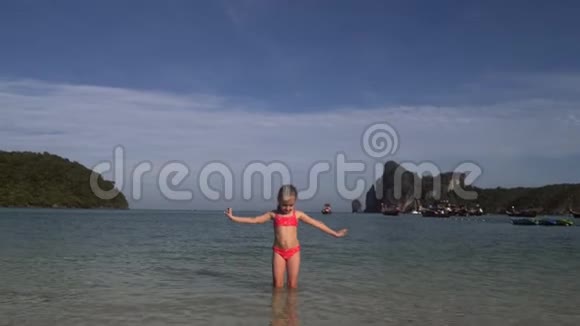 在沙滩上玩水的女孩视频的预览图