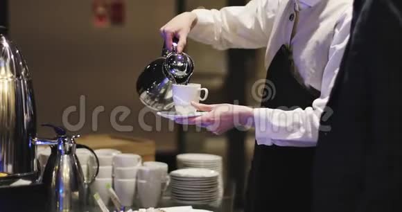 服务员把咖啡和牛奶倒进杯子里给顾客或顾客视频的预览图