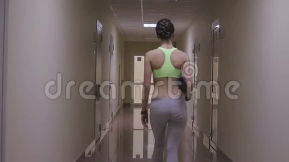 运动女人走下走廊视频的预览图
