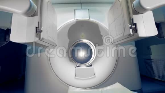新的医疗设备投入使用现代医院的白色断层扫描仪视频的预览图