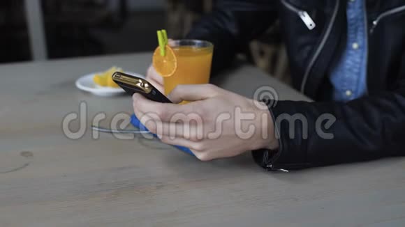 咖啡馆4K男用智能手机视频的预览图