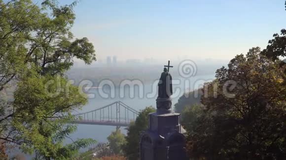 基辅圣沃洛迪米尔纪念碑和第聂伯河视频的预览图
