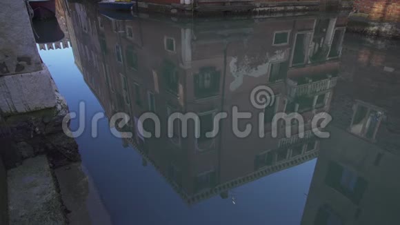 威尼斯历史建筑对水的反映视频的预览图