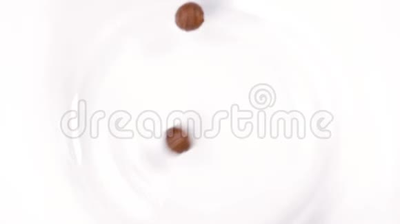 巧克力麦片倒在玻璃碗里视频的预览图