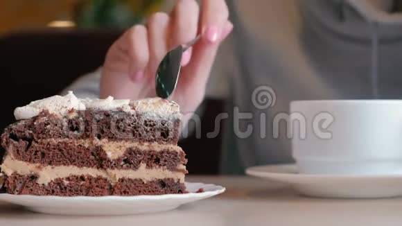 面目全非的女人用勺子吃一块蛋糕快关门视频的预览图