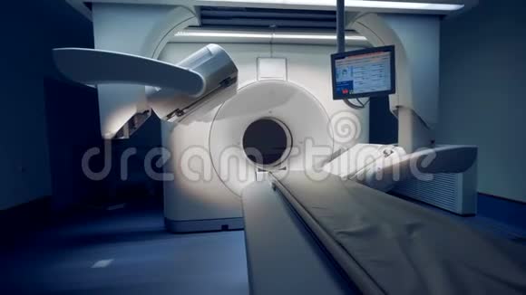 一个新的带有监视器的断层仪带有一个监视器的医疗机器的广角视频的预览图