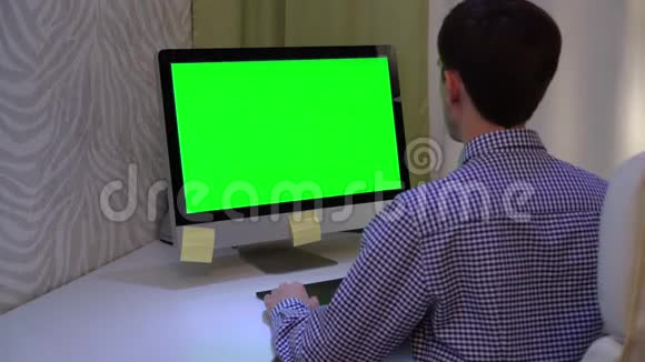 设计师在PC机上使用带有色度键绿色屏幕的图形平板电脑视频的预览图