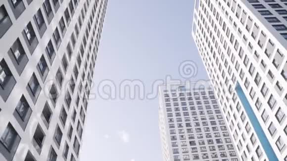 摩天大楼顶着蓝天框架下面的视图视频的预览图