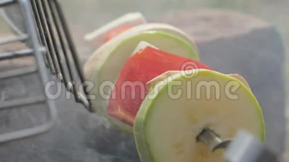 烧烤时用烤串烤熟的蔬菜西葫芦和辣椒视频的预览图