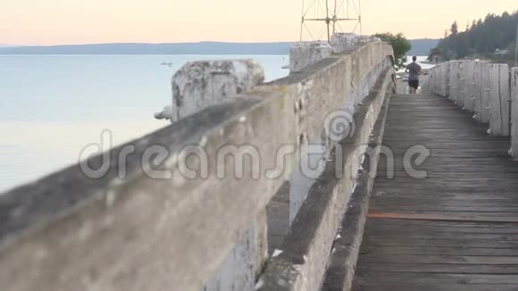 在木桥上慢跑视频的预览图