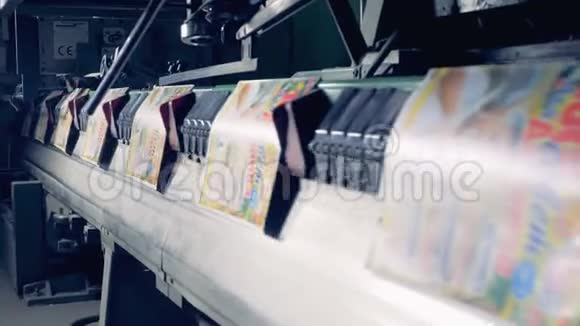 彩色纸套是由一台工业机器运输的视频的预览图