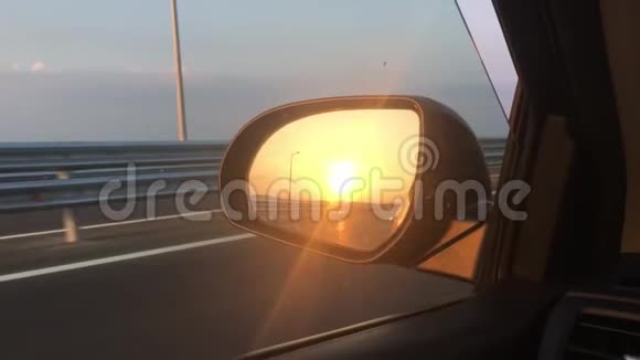 车骑在路上一览侧后视镜镜中倒影从车上看到海湾关闭视频的预览图