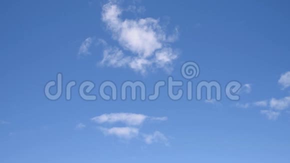 晴朗的夏日白云在蔚蓝的天空中飘荡视频的预览图