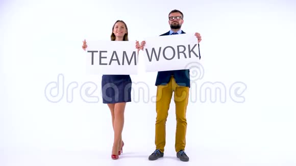 两个商业伙伴摆姿势手里拿着标语牌团队合作的概念视频的预览图