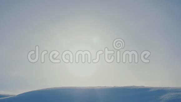 冬高雪季山顶积雪覆盖大风恶劣天气生活方式自然景观视频的预览图