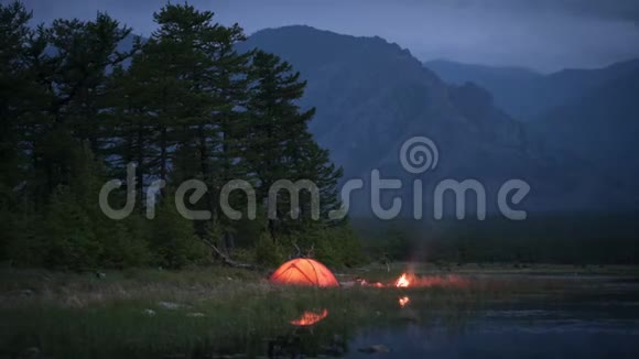 夜晚露营和池塘附近火焰的时间视频的预览图
